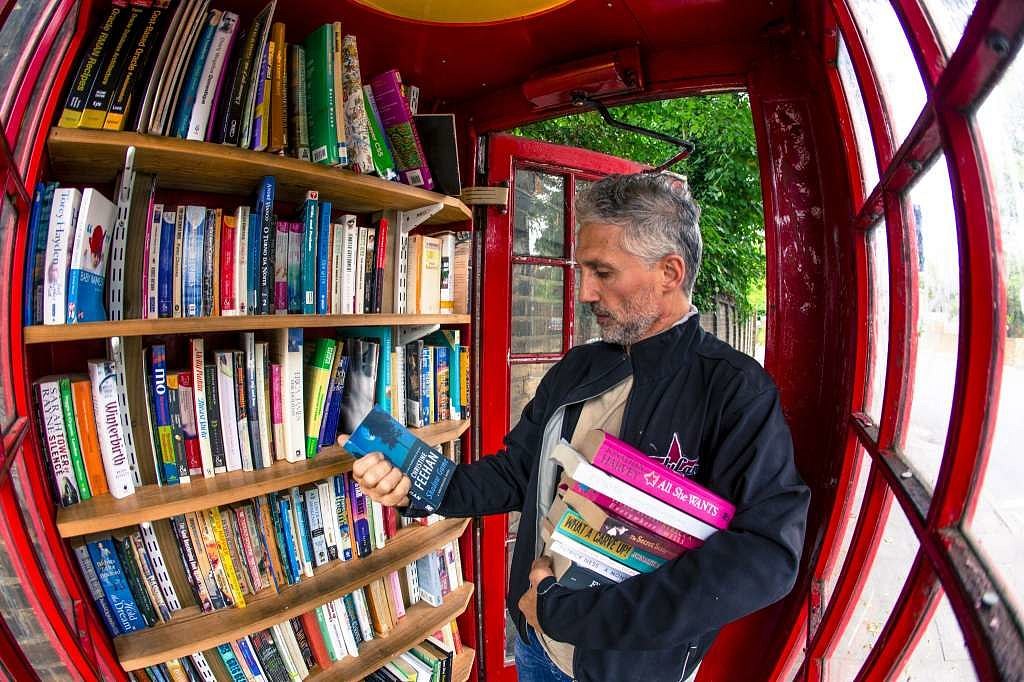 phone booth library - Photo: Miles Willis:Bloomberg