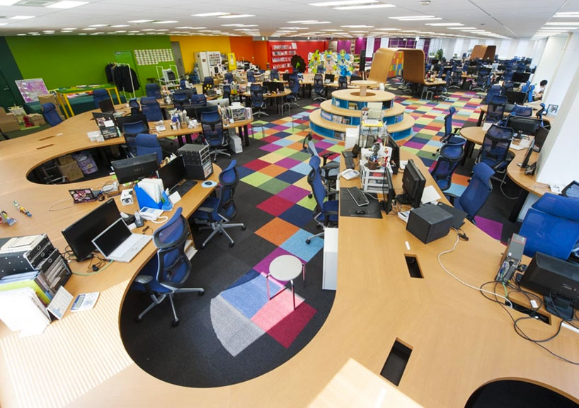 teamlab-design-pikiv-office-with-250m-interactive-work-desk-designboom-10