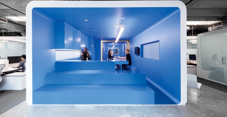 thumbs_blue-room-iheartmedia-architecture-information-beneville-studios-boy-winner-large-media-tech-office-1215.jpg.770x0_q95