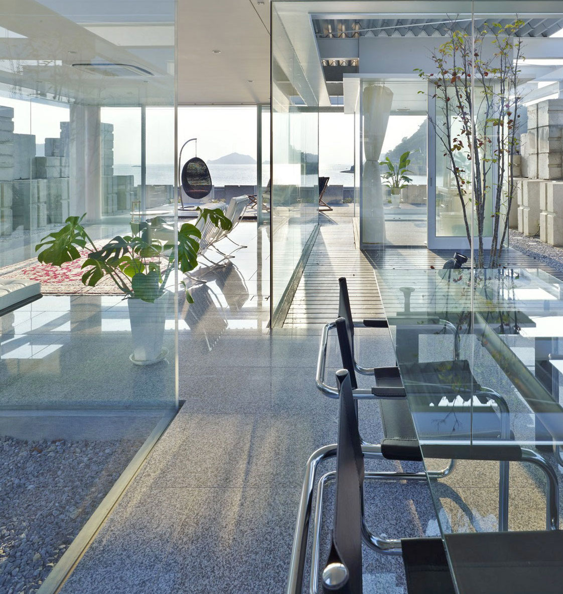 trendy-glass-home-minimalist-architecture